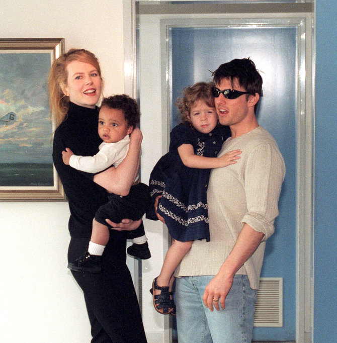 Vida Press nuotr./Nicole Kidman ir Tomas Cruise'as su įvaikiais Isabella ir Connoru (1996 m.)
