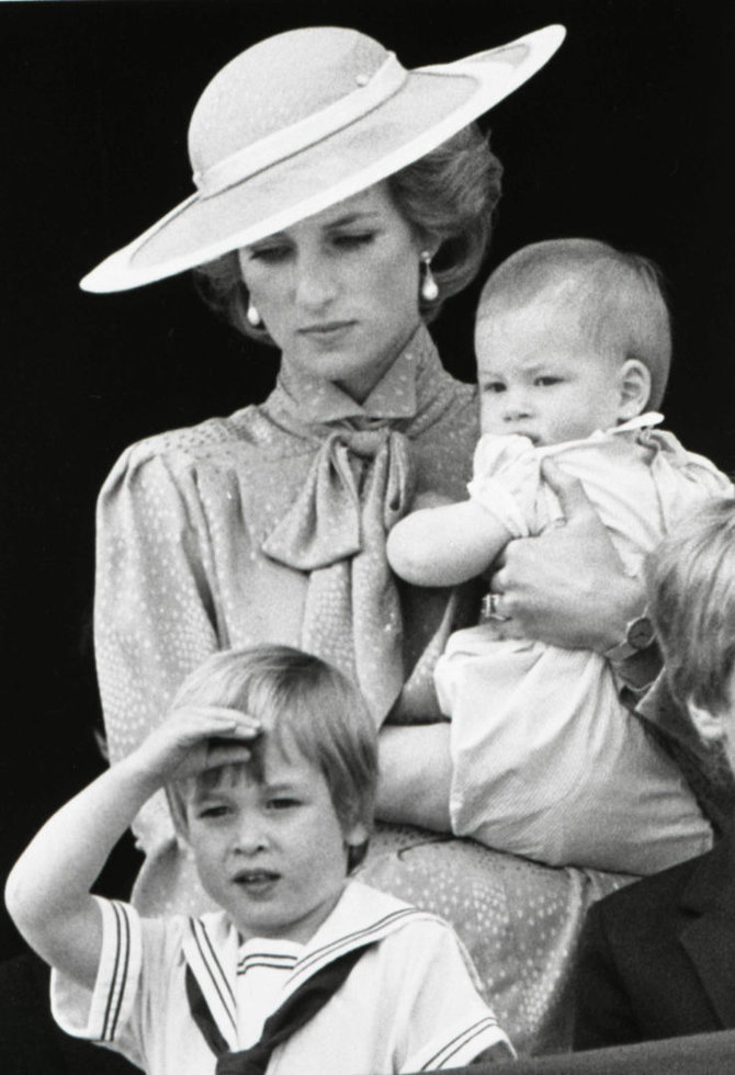 „Reuters“/„Scanpix“ nuotr./Princesė Diana su sūnumis Williamu ir Harry (1985 m.)