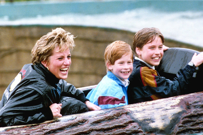 „Reuters“/„Scanpix“ nuotr./Princesė Diana su sūnumis Williamu ir Harry (1993 m.)