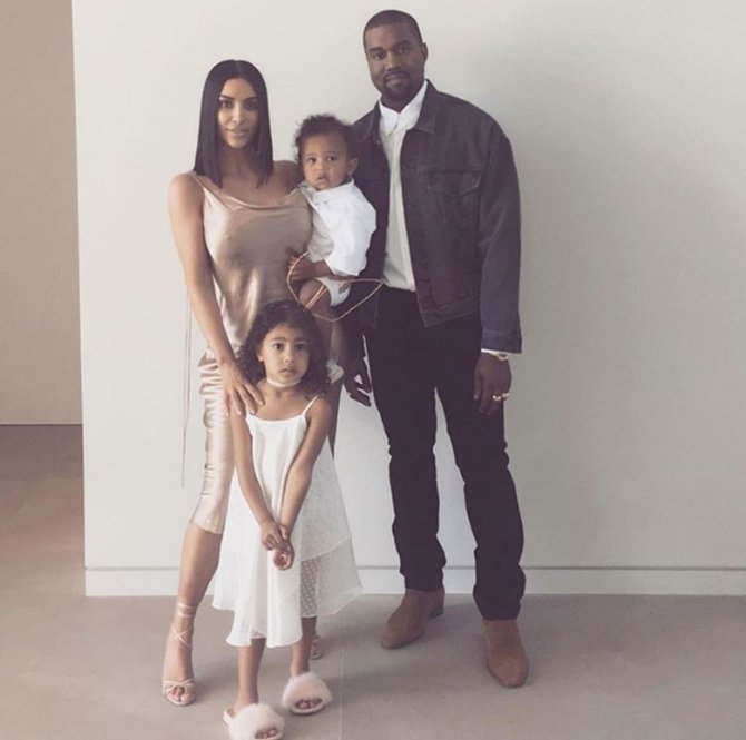 „Instagram“ nuotr./Kim Kardashian ir Kanye Westas su vaikais North ir Saintu
