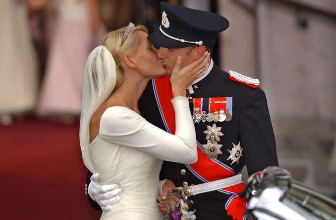 „Scanpix“ nuotr./Norvegijos princo Haakono ir princesės Mette-Marit vestuvės (2001 m.)
