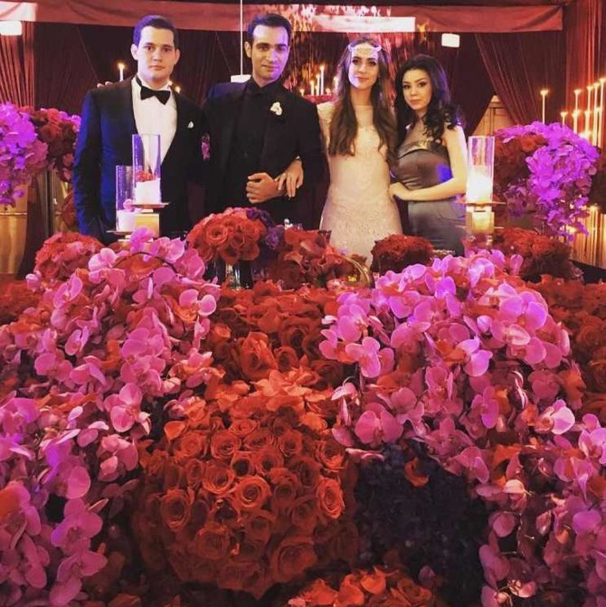 „Instagram“ nuotr./Jaunavedžiai Gasparas ir Lola su vestuvių svečiais