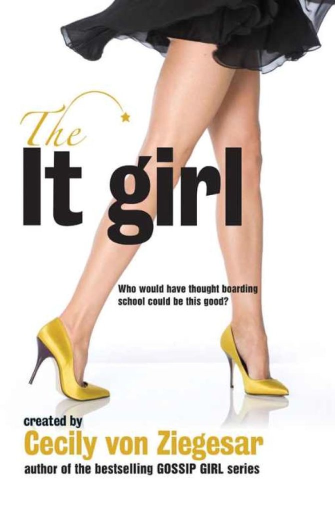 Hope Hicks kojų nuotrauka ant knygos „It Girl“ viršelio