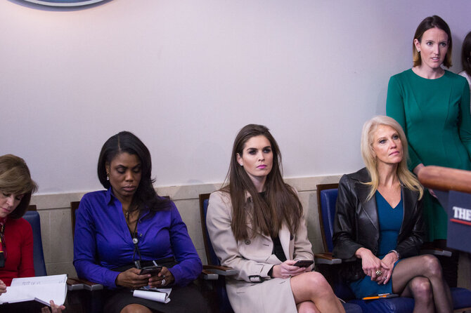 Vida Press nuotr./Omarosa Manigault, Hope Hicks ir Kellyanne Conway