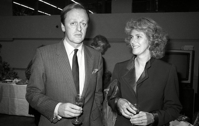 Vida Press nuotr./Kornvalio hercogienė Camilla su pirmuoju vyru Andrew Parkeriu Bowlesu (1985 m.)