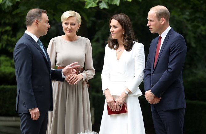 „Scanpix“/„PA Wire“/„Press Association Images“ nuotr./Kembridžo hercogienė Catherine, princas Williamas ir Lenkijos prezidentas Andrzejus Duda su žmona Agata