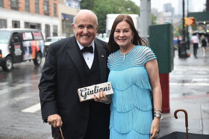 Vida Press nuotr./Jaunikio tėvas Rudy Giuliani su žmona Judith Giuliani 