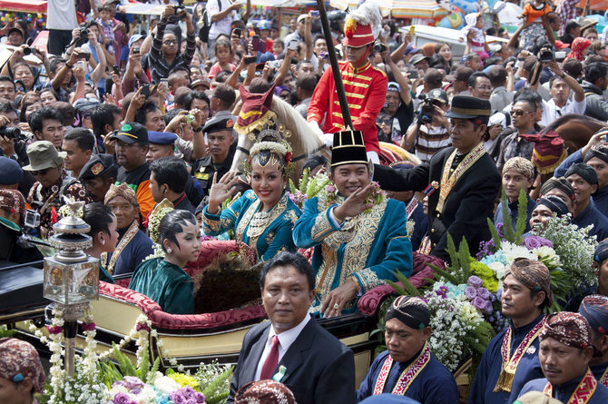 „Reuters“/„Scanpix“ nuotr./Indonezijos princesė Gusti Kanjeng Ratu Hayu ir princas Notonegoro (2013 m.)