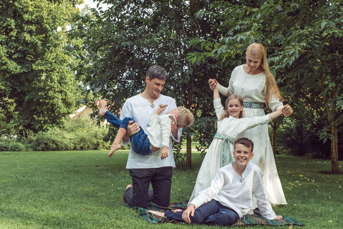 Vilijos Graužinytės nuotr./Loreta Sungailienė su vyru Daliumi ir vaikais Viliumi, Liepa bei Giriumi