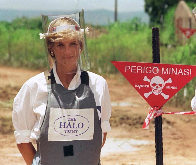 „Scanpix“/„SIPA“ nuotr./Princesė Diana minų lauke Angoloje (1997 m.)