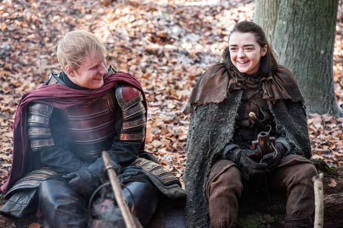 HBO nuotr./Edas Sheeranas ir Maisie Williams seriale „Sostų karai“