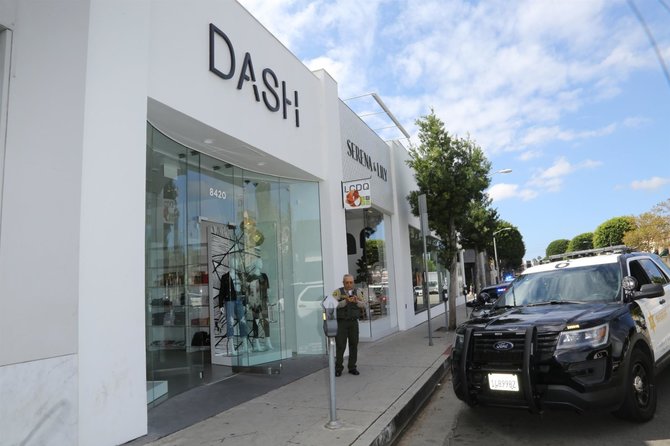 Vida Press nuotr./Ginkluota moteris įsiveržė į Kardashianų klanui priklausančią DASH parduotuvę