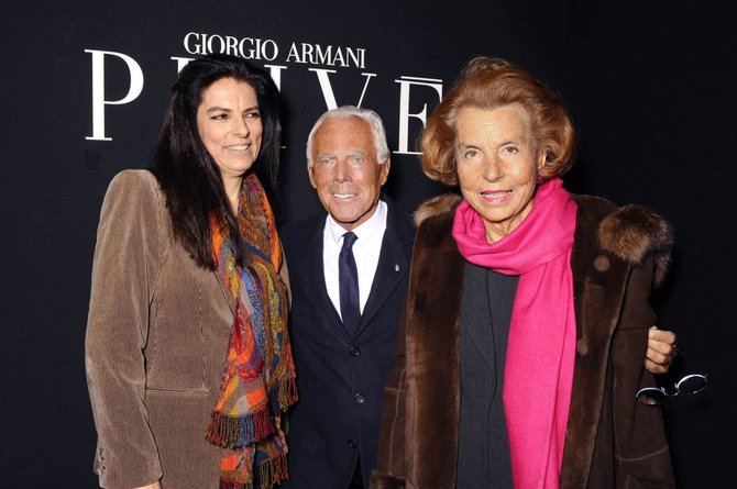 „Scanpix“ nuotr./Liliane Bettencourt su dukra Francoise Bettencourt ir dizaineriu Giorgio Armani (2011 m.)