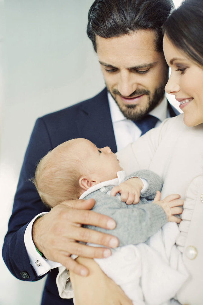 Erika Gerdemark/Kungahuset.se nuotr./Švedijos princas Carlas Philipas ir princesė Sofia su naujagimiu sūnumi Gabrieliu
