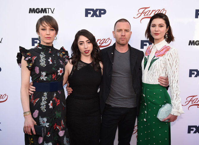 Vida Press nuotr./Ewanas McGregoras su kolegėmis iš serialo „Fargo“, Mary Elizabeth Winstead – dešinėje