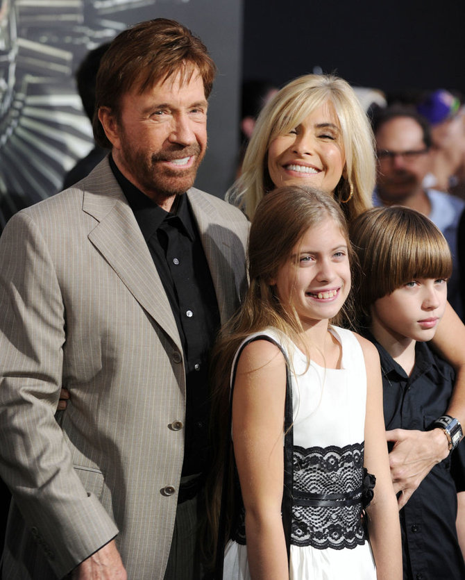 AFP/„Scanpix“ nuotr./Chuckas Norrisas su žmona Gena ir dvyniais Dakota bei Danilee (2012 m.)