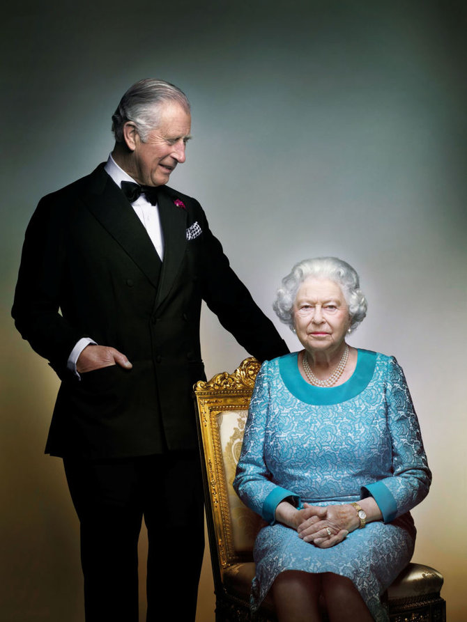 „Reuters“/„Scanpix“ nuotr./Karalienė Elizabeth II su sūnumi princu Charlesu (2016 m.)