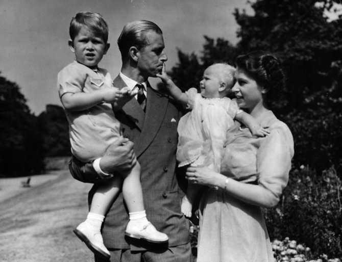 „Scanpix“/AP nuotr./Karalienė Elizabeth II ir princas Philipas su sūnumi Charlesu ir dukra Anne (1951 m.)