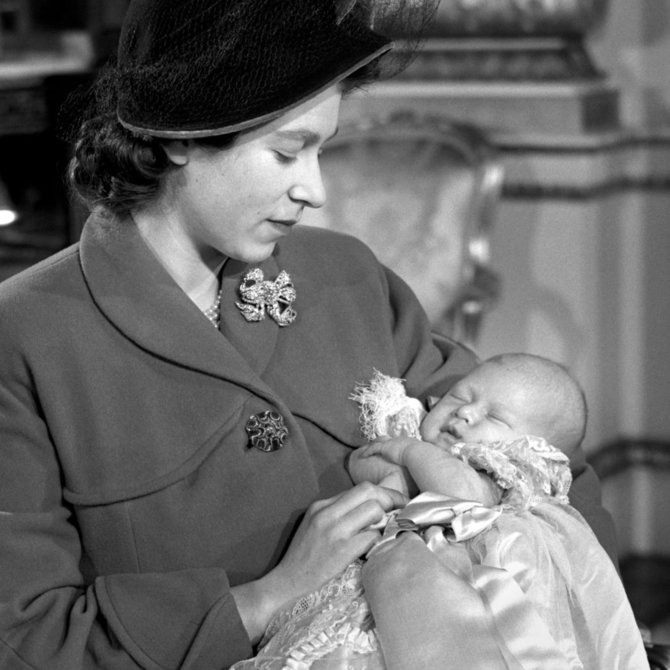 „Scanpix“ nuotr./Karalienė Elizabeth II su sūnumi princu Charlesu (1948 m.)