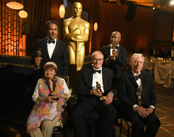 AFP/„Scanpix“ nuotr./Garbės „Oskarų“ laureatai Alejandro Gonzalezas Inarritu, Agnes Varda, Owenas Roizmanas, Charlesas Burnettas ir Donaldas Sutherlandas