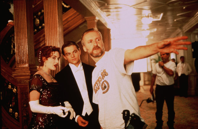 Vida Press nuotr./Kate Winslet, Leonardo DiCaprio ir Jamesas Cameronas filmuojant „Titaniką“ (1997 m.)