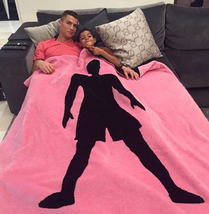 „Instagram“ nuotr./Cristiano Ronaldo su sūnumi savo namuose