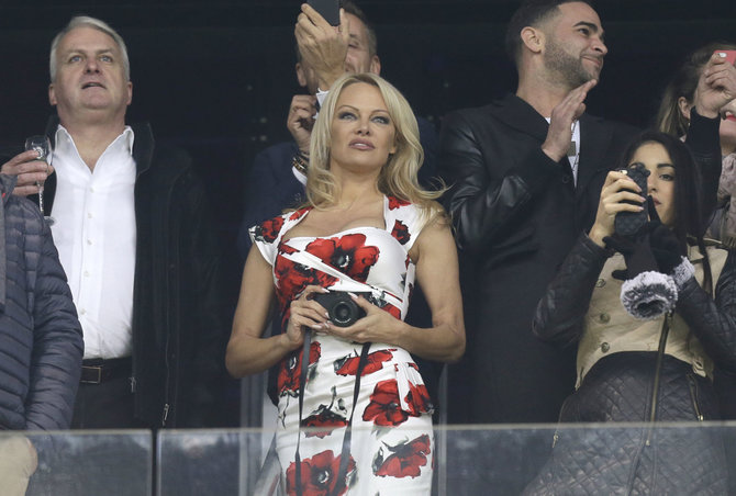 „Scanpix“ nuotr./Pamela Anderson stebi futbolo varžybas, kuriose žaidžia jos mylimasis Adilas Rami