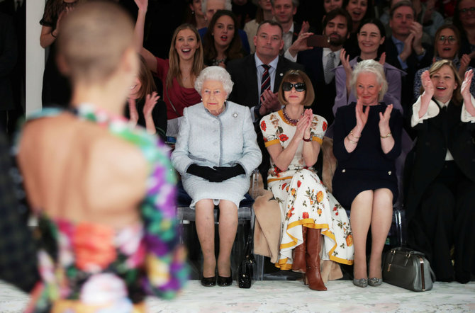 „Reuters“/„Scanpix“ nuotr./Karalienė Elizabeth II ir Anna Wintour