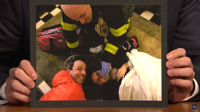 Video kadras/Setho Meyerso žmona Alexi sūnų pagimdė tiesiog laiptinėje