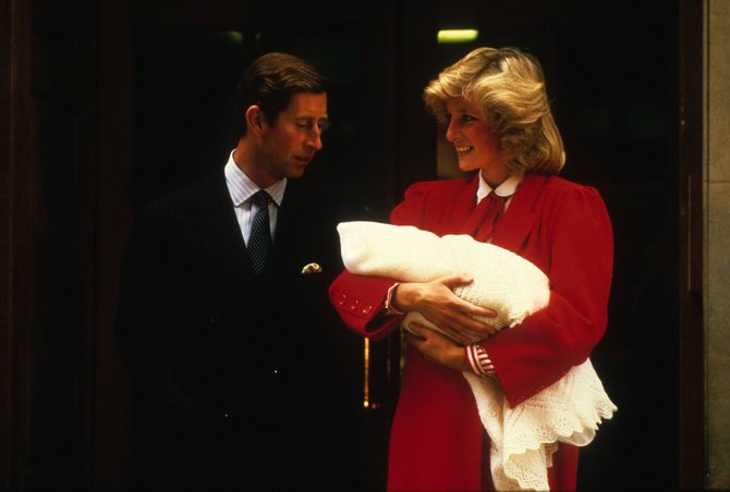 Vida Press nuotr./Princas Charlesas ir princesė Diana su naujagimiu sūnumi Harry (1984 m.)