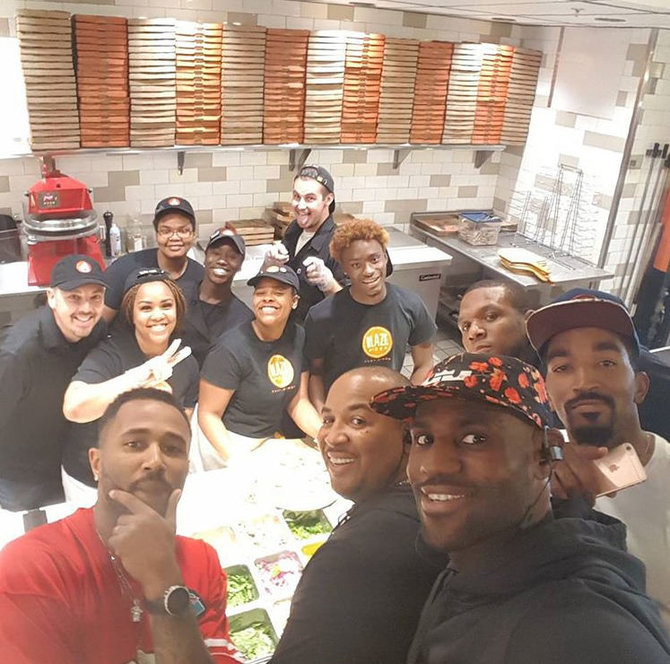 „Instagram“ nuotr./LeBronas Jamesas su „Blaze Pizza“ darbuotojais