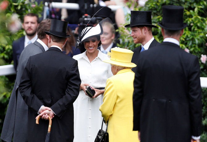 „Reuters“/„Scanpix“ nuotr./Sasekso hercogienė Meghan, karalienė Elizabeth II ir princas Harry