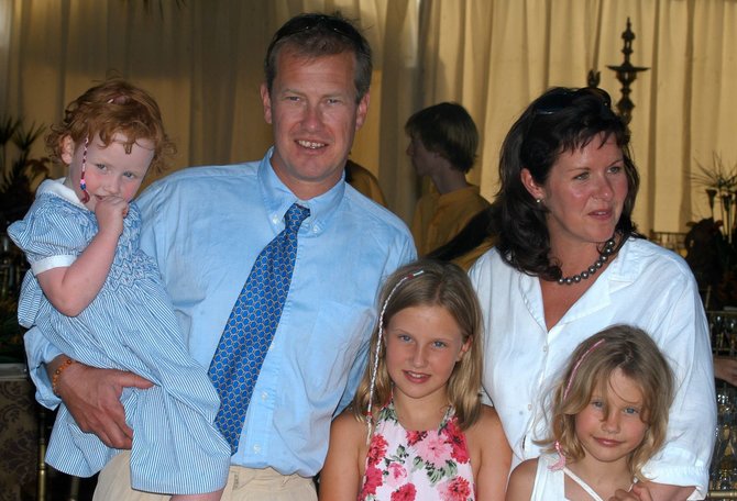 Vida Press nuotr./Lordas Ivaras Mountbattenas ir Penny Mountbatten su dukromis 2005 metais
