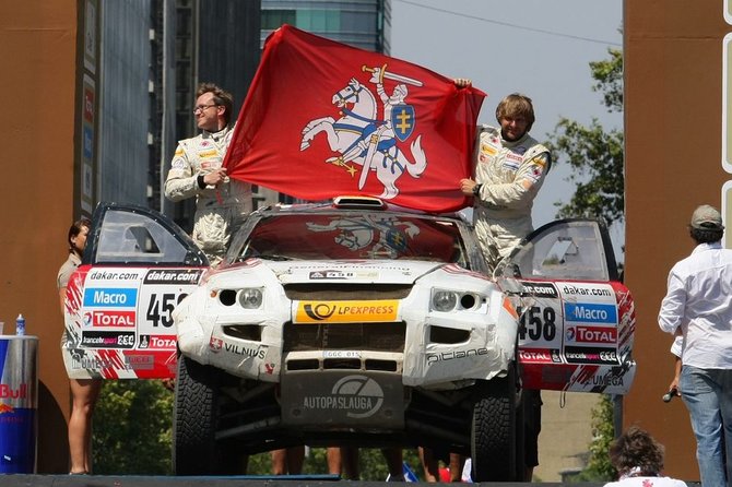 Tomo Tumalovičiaus nuotr./Benediktas Vanagas ir Saulius Jurgelėnas važiuoja Dakaro podiumu