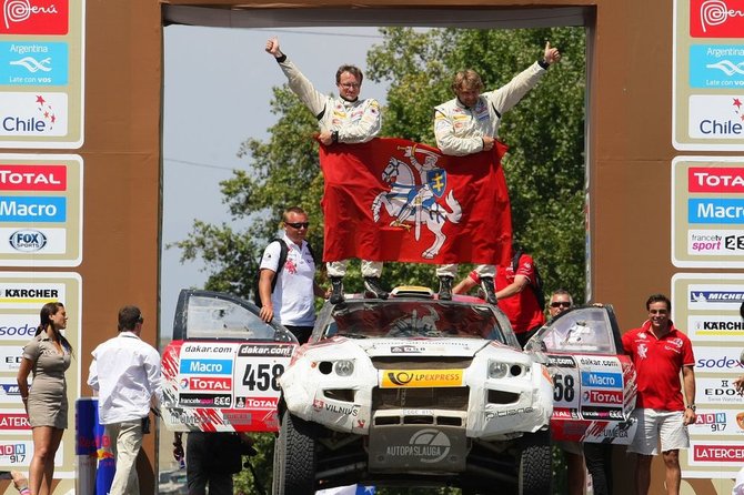 Tomo Tumalovičiaus nuotr./Benediktas Vanagas ir Saulius Jurgelėnas ant Dakaro finišo podiumo (pirmasis abiejų sportininkų Dakaro ralis)