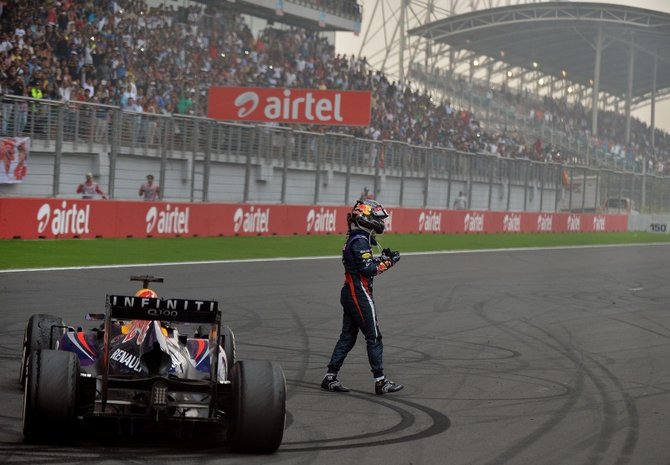 „Scanpix“ nuotr./Sebastianas Vettelis džiaugiasi pergale starto-finišo tiesiojoje