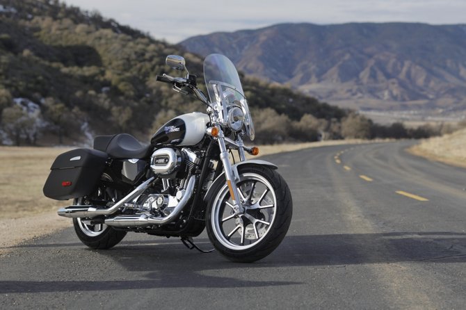 Gamintojo nuotr./„Harley-Davidson SuperLow 1200T“