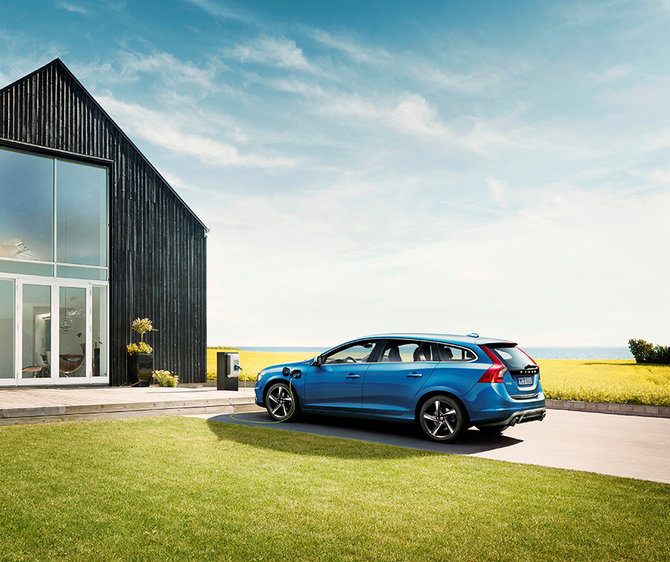 Gamintojo nuotr./„Volvo V60 Plug-in Hybrid“ su „R Design“ apdaila