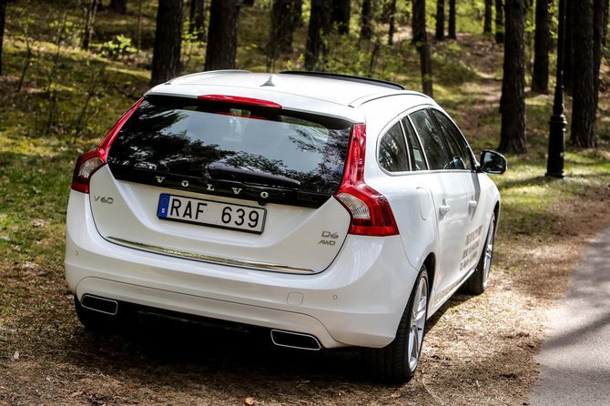 Juliaus Kalinsko/15min.lt nuotr./„Volvo V60 Plug-in Hybrid“