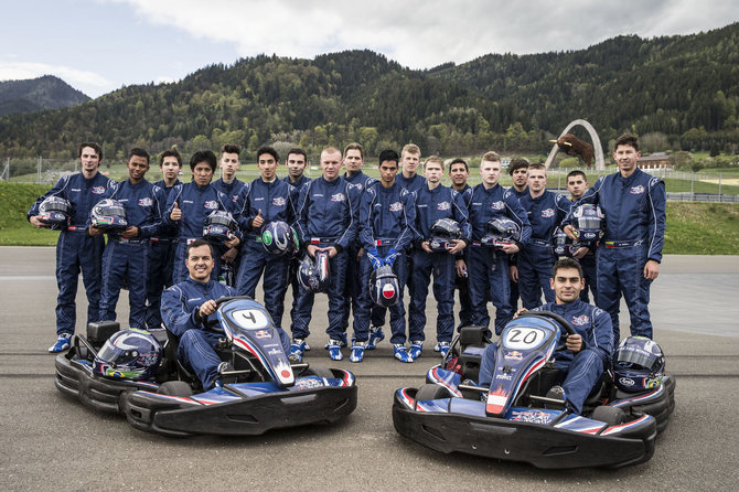 Organizatorių nuotr./2014-ų metų „Red Bull Kart Fight“ dalyviai