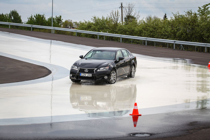 Vpfoto.lt nuotr./„Lexus“ renginys klientams Panevėžio vairavimo mokymo centre