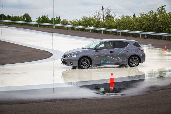 Vpfoto.lt nuotr./„Lexus“ renginys klientams Panevėžio vairavimo mokymo centre