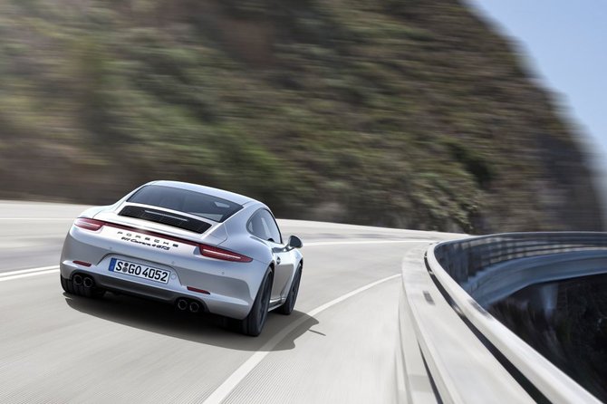 Gamintojo nuotr./Atnaujintas „Porsche 911 Carrera GTS“