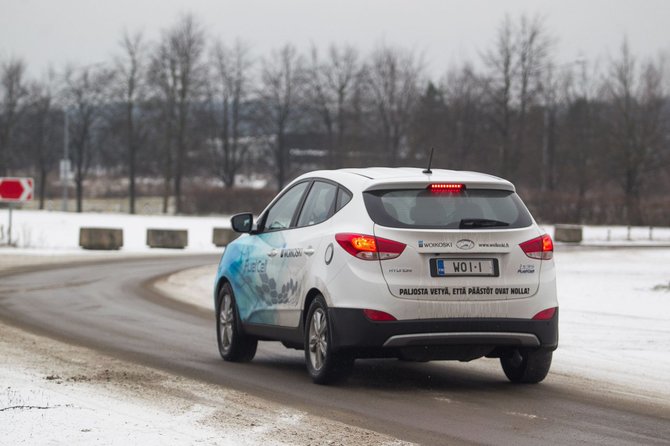 Irmanto Gelūno/15min.lt nuotr./Vandeniliu varomas „Hyundai ix35 Fuel Cell“