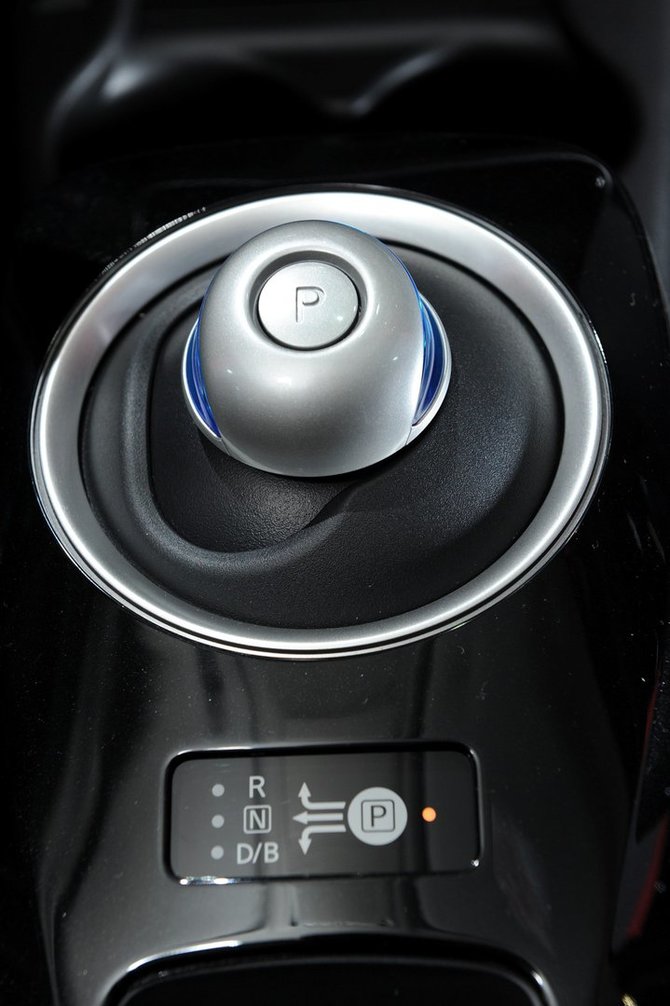 Taip atrodo „Nissan Leaf“ pavarų svirties pakaitalas: režimas „B“ leidžia regeneruoti daugiau energijos