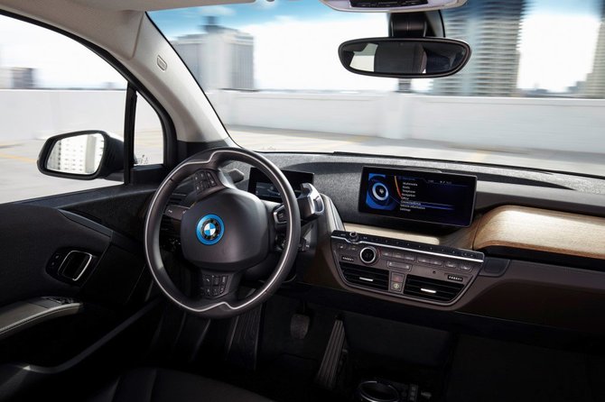 Be žmogaus įsikišimo galintis įsiparkuoti „BMW i3“