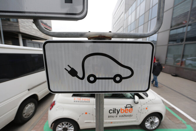 Juliaus Kalinsko/15min.lt nuotr./„CityBee“ elektromobilių įkrovimo stotelės prie Vilniaus savivaldybės atidarymas