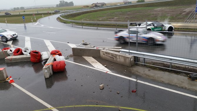 Įvažiavimą į techninio aptarnavimo zoną užtvėrusi avarija