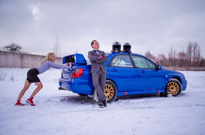 Luko Laurikiečio nuotr./Renaldas Šeinauskas ir Rūta Krikščiūnaite prie naujojo „Subaru Impreza WRX“