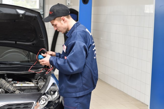 Organizatorių nuotr./Geriausio jaunojo automechaniko konkurso finalas